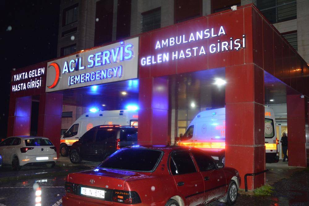 Samsun'da otomobil TIR'a çarptı: 4 kişi araçta sıkıştı