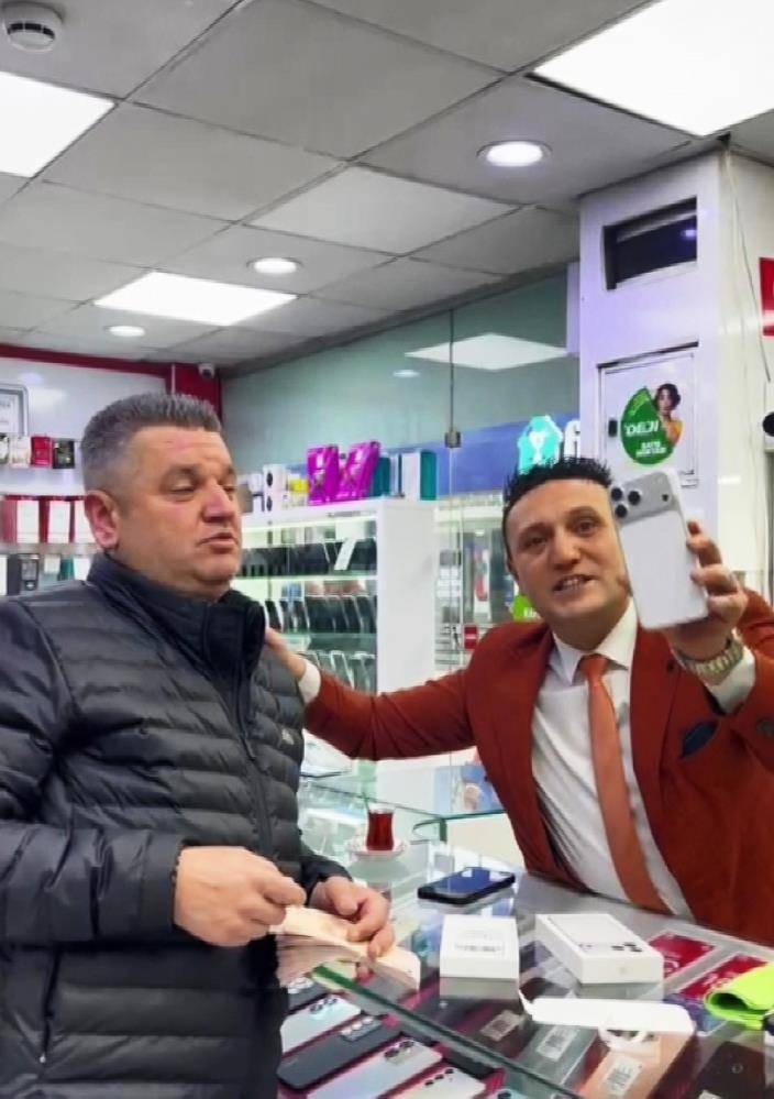 Samsun'da telefoncunun dövizleri gördüğü an tepkisi vial oldu