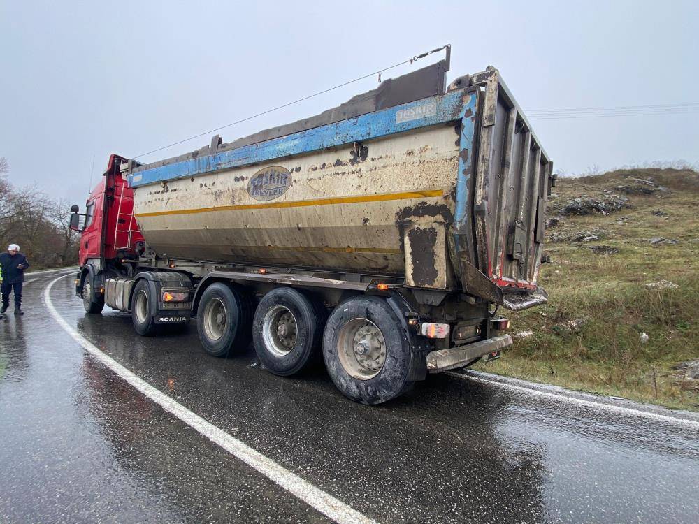 Samsun'da hafif ticari araç kamyona çarptı: 2 yaralı