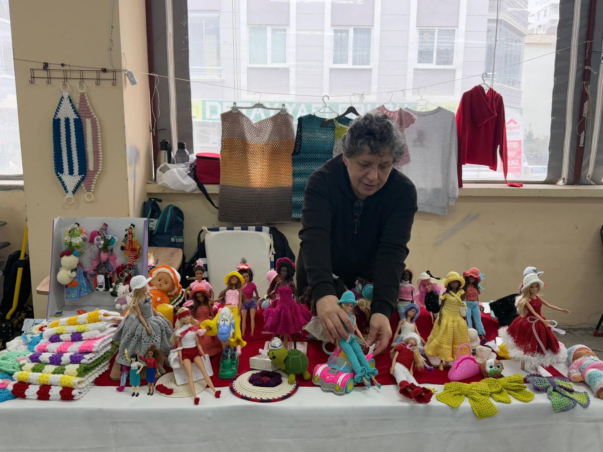 Samsun'da ünlü sanatçıların giyim tarzını oyuncak bebek elbiselerine uyarlıyor