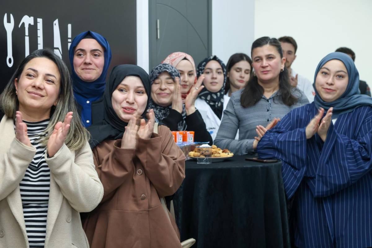 Canik Belediyesi'yle Yapay Zeka öğrenen kadınların sertifika coşkusu