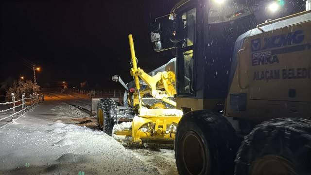 Samsun’da karla mücadele! Tır yan yattı