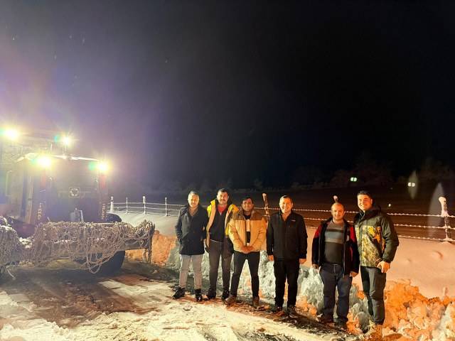 Samsun’da karla mücadele! Tır yan yattı