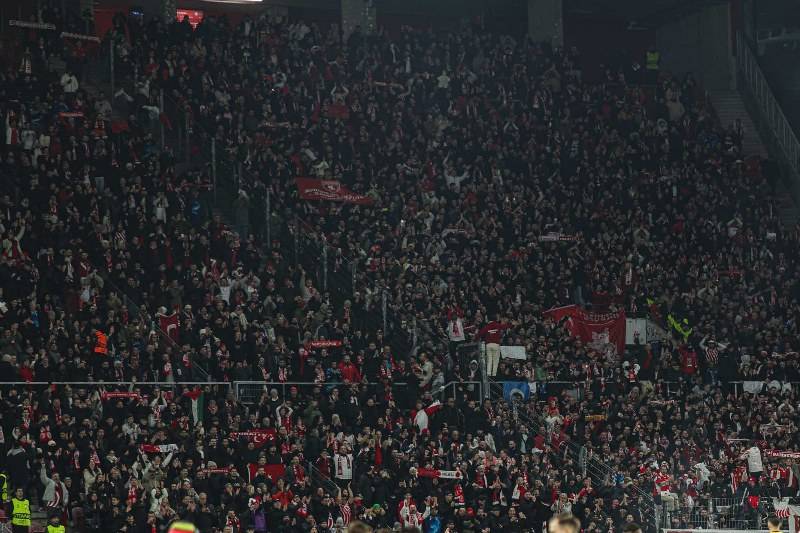 Almanya’da tribünler kırmızı-beyaz!  Samsunspor taraftarından Mainz deplasmanında tam destek