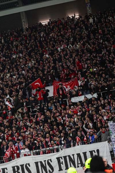 Almanya’da tribünler kırmızı-beyaz!  Samsunspor taraftarından Mainz deplasmanında tam destek