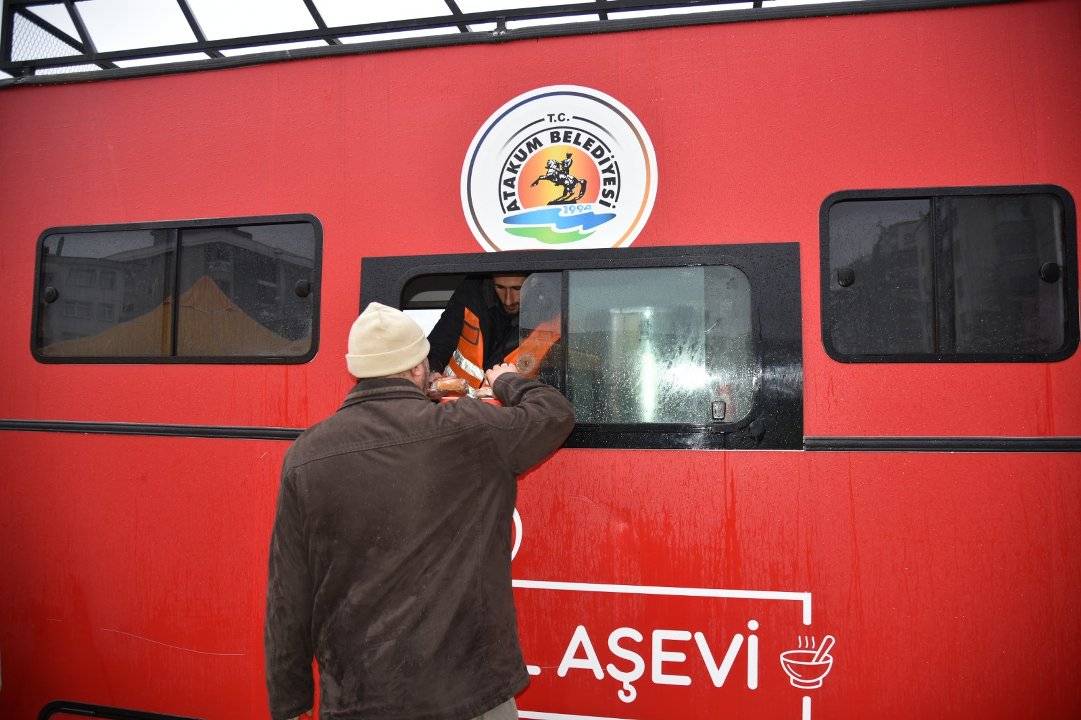 Atakum Belediyesi, vefat eden Şehzadeler Belediye Başkanı Gülşah Durbay hayrına çorba dağıttı
