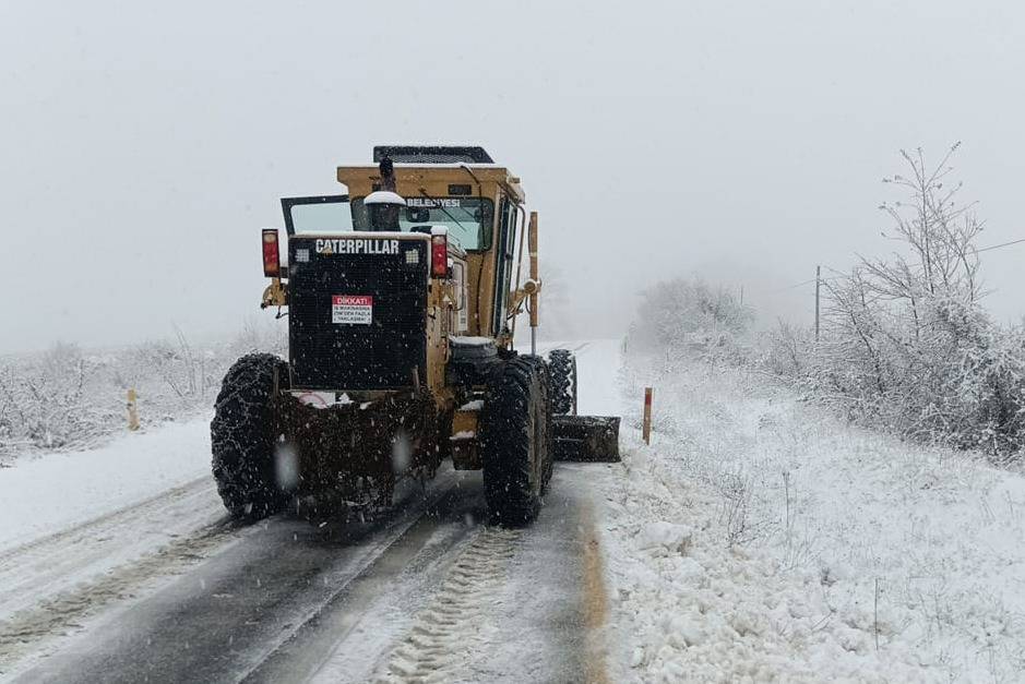 Canik Belediyesi karla mücadele çalışmalarını sürdürüyor