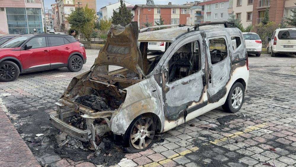 Samsun'da park halindeki otomobil alev alev yandı! Araç sahibi isyan etti