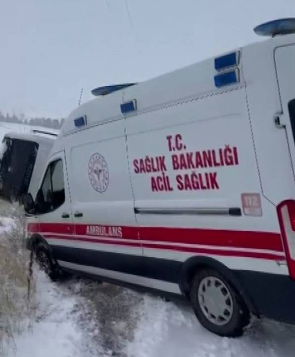 İşçi servisi devrildi! Ambulans kara saplandı