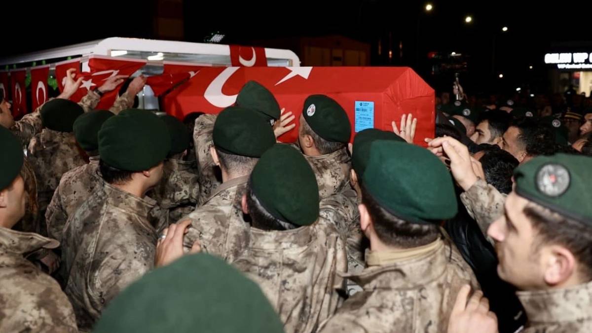 İstanbul'da şehit düşen polis memuru Emre Albayrak'ın naaşı Samsun'a getirildi