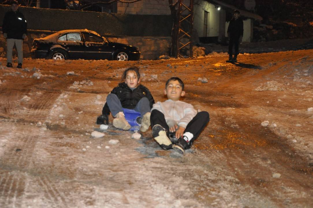 Kar yağdı! Çocuklara gönüllerince eğlendi