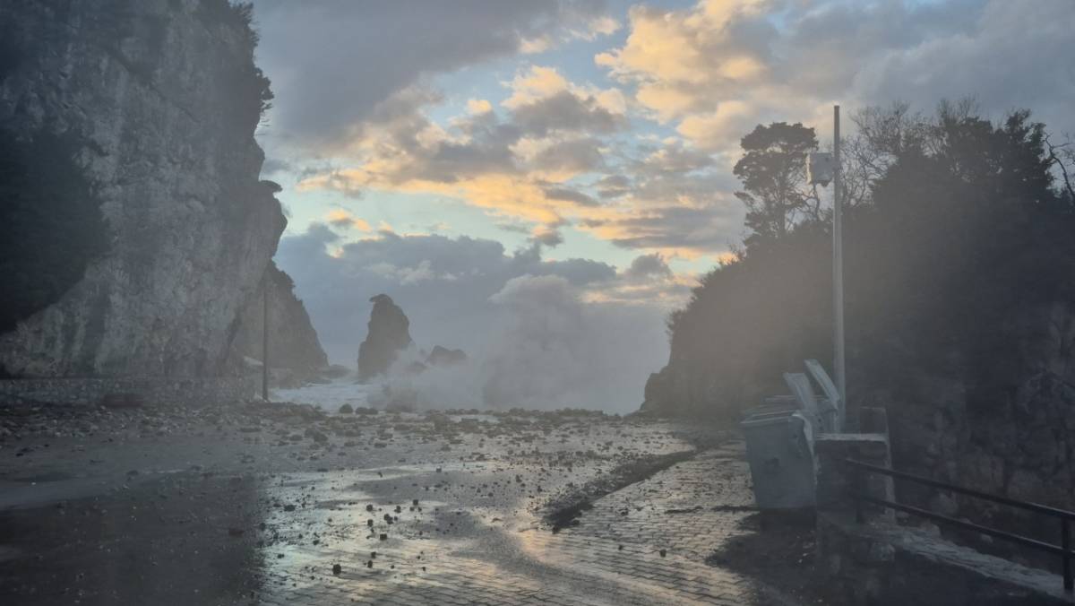 Karadeniz'de tsunami alarmı! Dev dalgalar kayalıkları yuttu