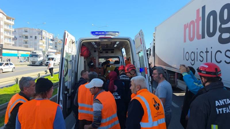 Karayolları işçisinin acı sonu! Tırın altında kaldı