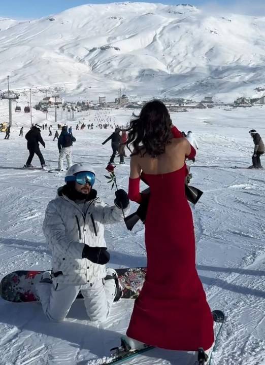 Kırmızı elbiseli kız soğuya aldırmadı! Kayak yaptı, gül dağıttı