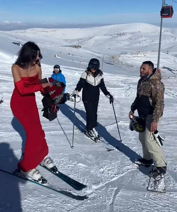 Kırmızı elbiseli kız soğuya aldırmadı! Kayak yaptı, gül dağıttı