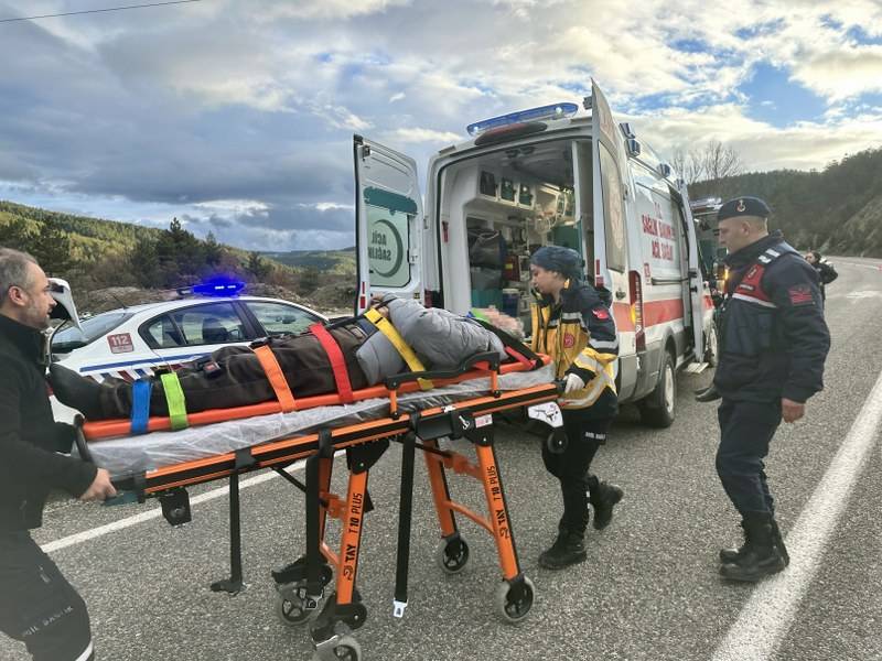 Otomobil ile çarpışan kamyonet ters döndü! 1 ölü, 1 yaralı