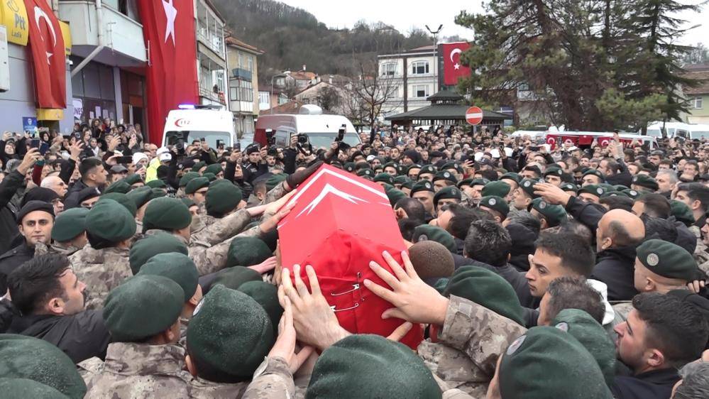 Samsunlu şehit polis  Emre Albayrak gözyaşlarıyla uğurlandı