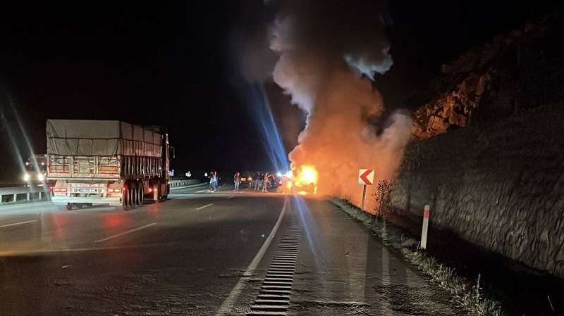 Samsun'da korku dolu anlar! Seyir halindeki lüks otomobil alev alev yandı