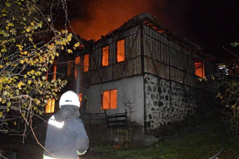 Samsun'da korkutan yangın! Ahşap ev kül oldu