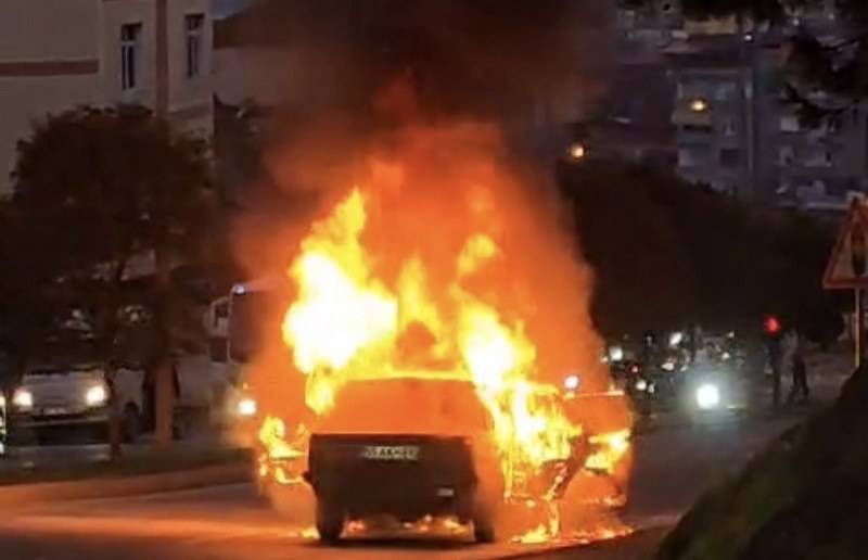 Samsun'da seyir halindeki otomobil alev aldı!