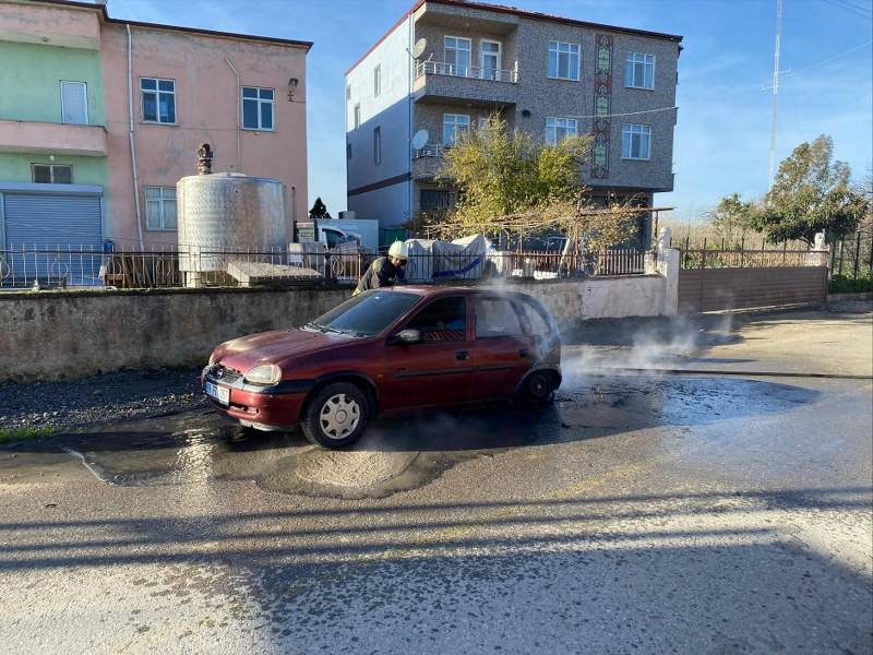 Samsun'da seyir halindeki otomobil alev aldı