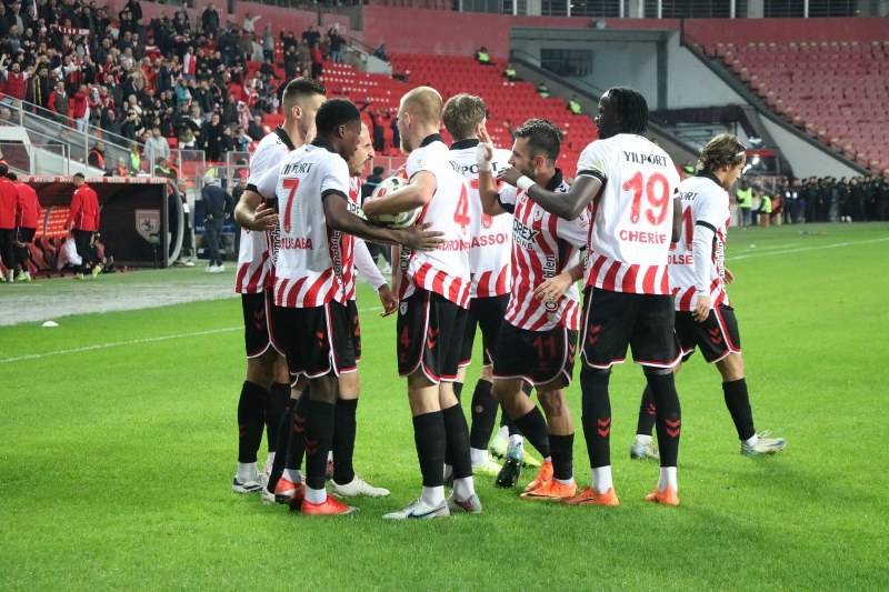 Samsunspor Alanyaspor karşısında ilk devreyi 1-0 önde tamamladı