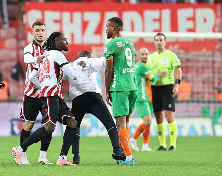 Samsunspor – Alanyaspor maçının sonunda  kırmızı kartlar havada uçuştu