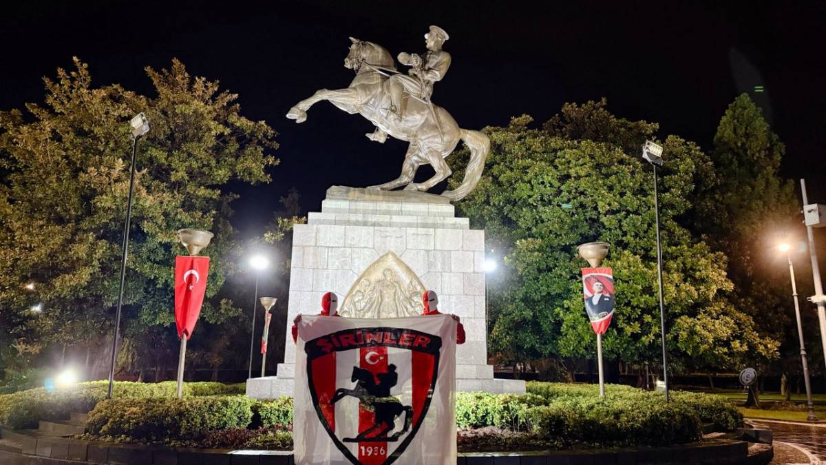 Samsunspor taraftarı Yunan taraftarını engellemek için Atatürk Anıtı'nda nöbet tuttu