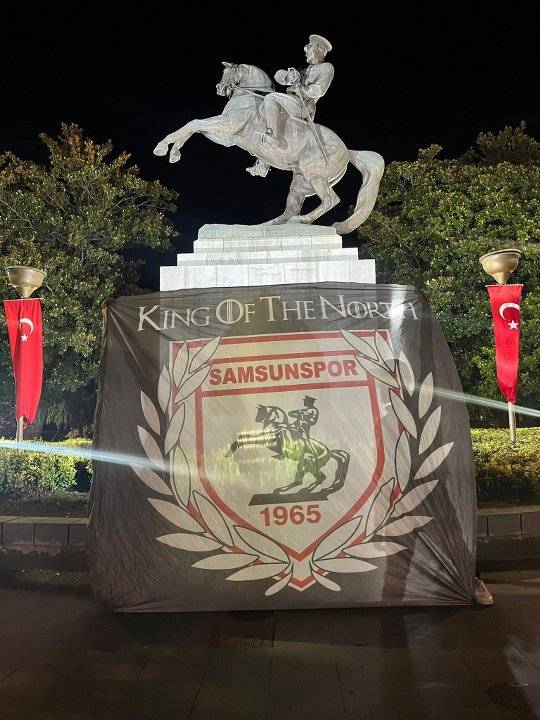 Samsunspor taraftarı Yunan taraftarını engellemek için Atatürk Anıtı'nda nöbet tuttu