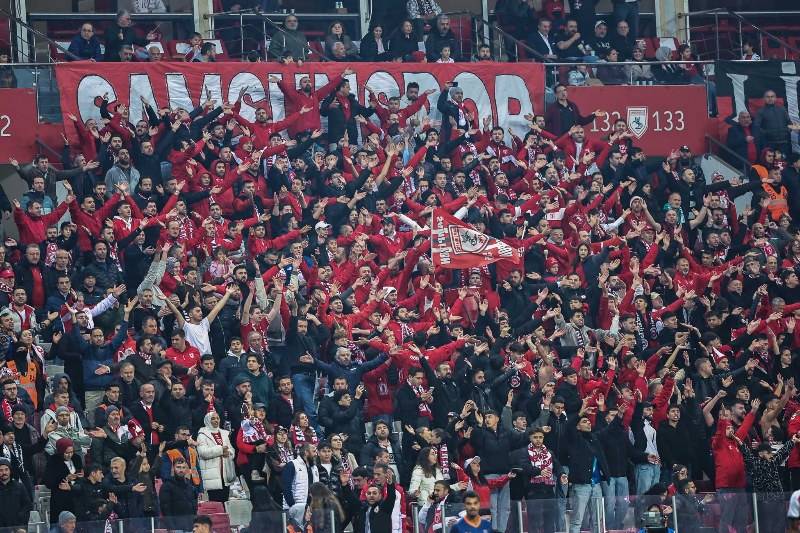 Samsunspor taraftarından Okan Kocuk, Eyüp Aydın ve Soner Gönül'e ıslıklı protesto