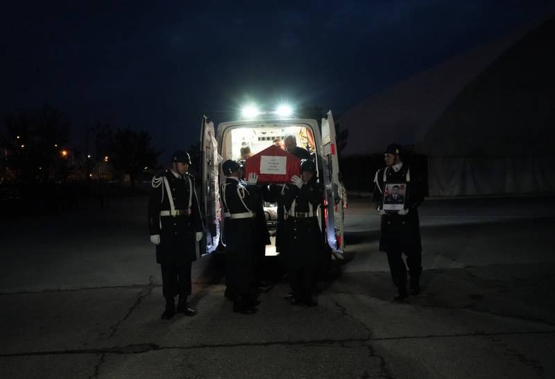 Üsteğmen Ali Kablan makam odasında kazara kendini vurdu