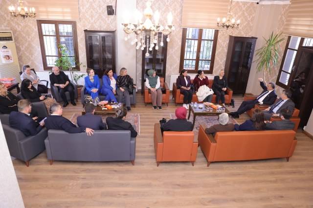 Başkan İhsan Kurnaz, kadın muhtarlarla özveriyle çalışıyor