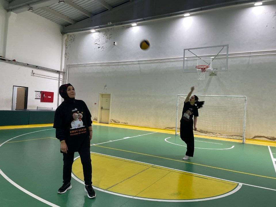 LÖSEV'li anneler voleybol etkinliğinde bir araya geldi