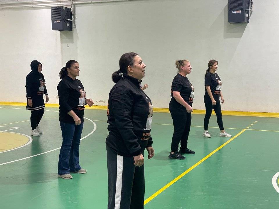 LÖSEV'li anneler voleybol etkinliğinde bir araya geldi