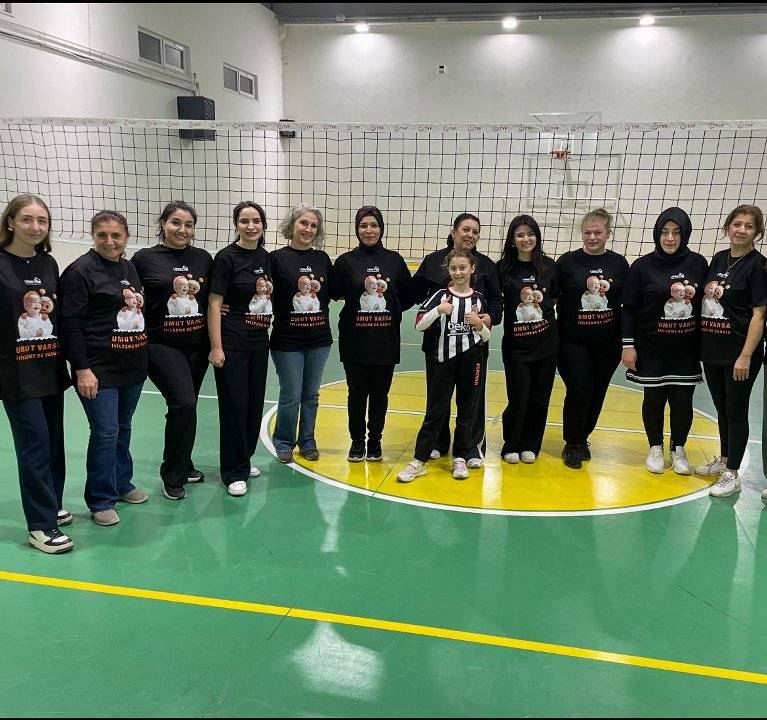 LÖSEV'li anneler voleybol etkinliğinde bir araya geldi