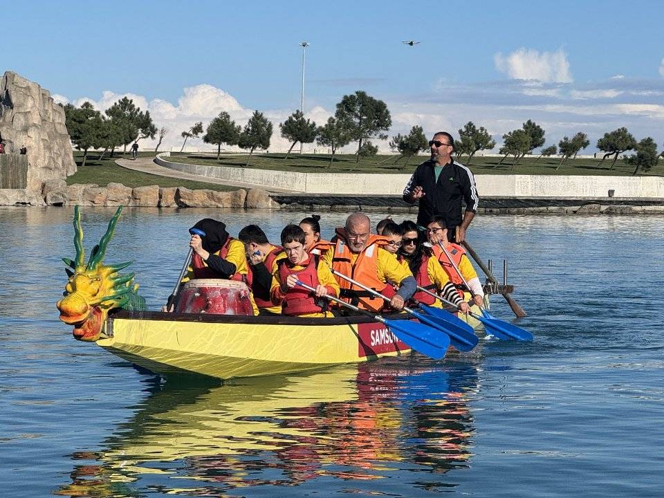 Samsun'da engelli sporcular kürek çekti