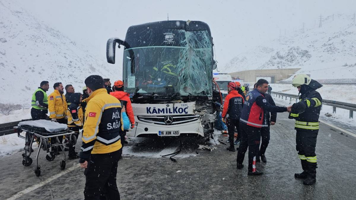 Yolcu otobüsü tırla çarptı! Yaralılar var