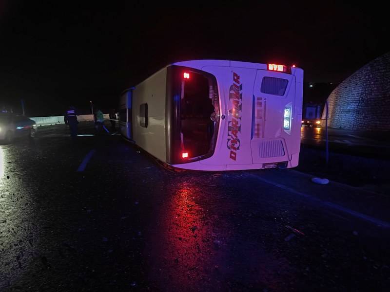 Yolcu otobüsü kaygan yolda devrildi! 3 yaralı