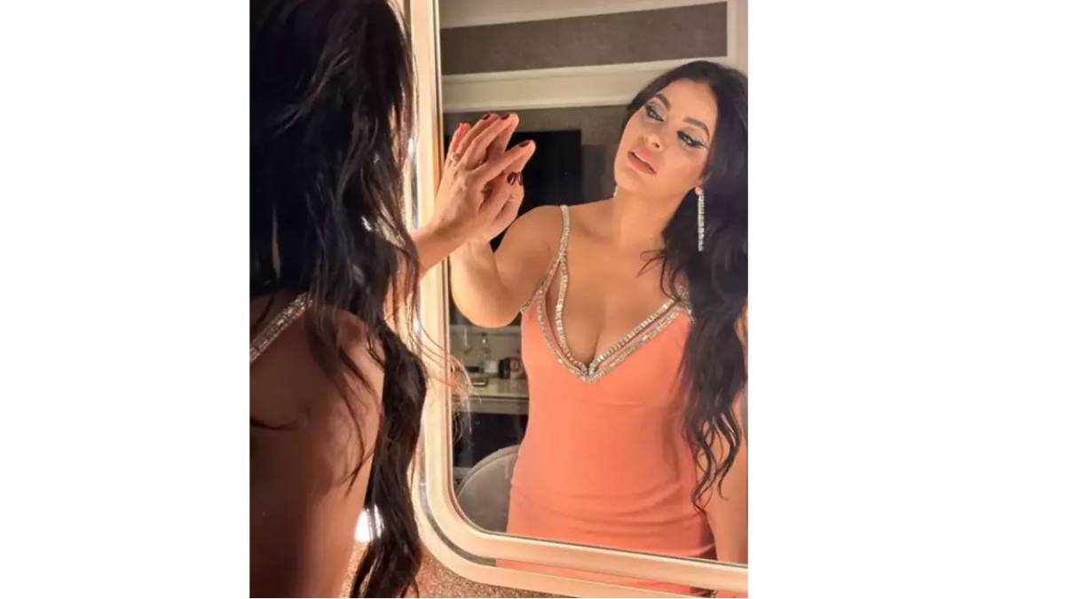 Zara iğne ipliğe döndü! Derin dekolteli konser kıyafeti geldi