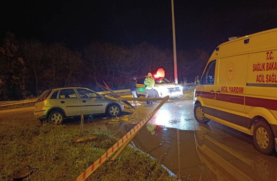 Samsun'da otomobil aydınlatma direğine çarptı: 3 yaralı