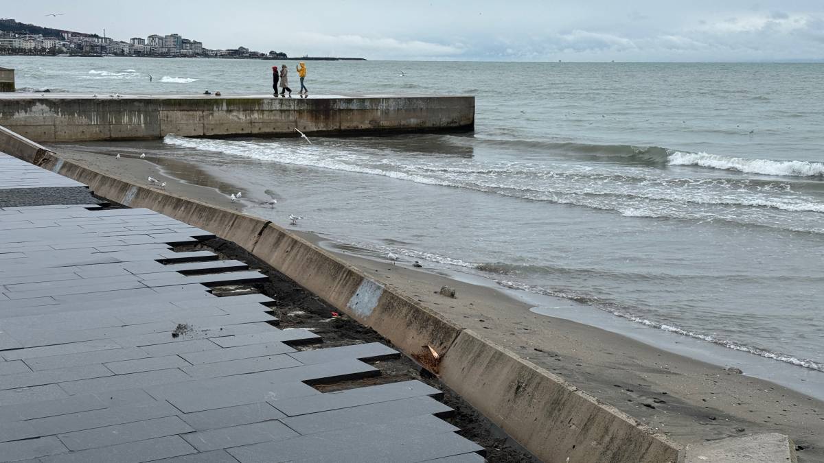 Samsun'da fırtına nedeniyle dalgaların çarptığı duvar yıkıldı