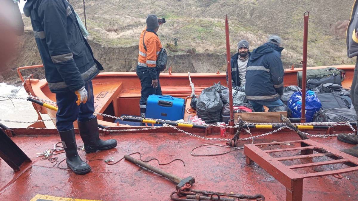 Karadeniz'de Türk gemisi karaya otrudu