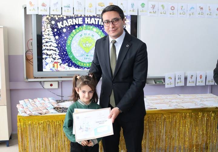 Asarcık Kaymakamı karne sevincine ortak oldu