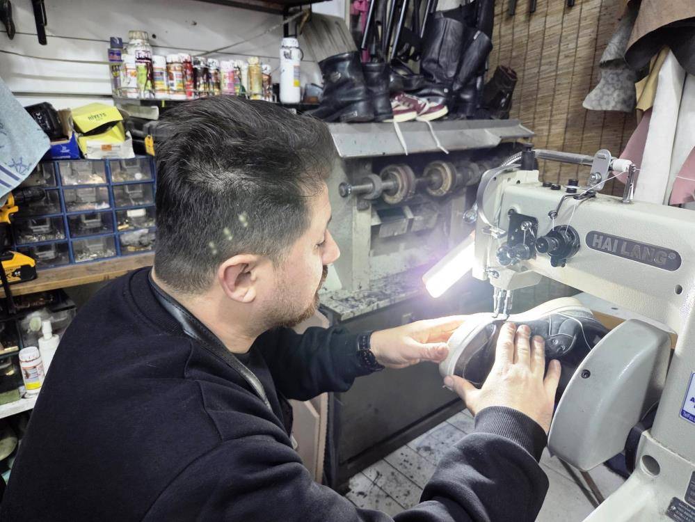 Samsun'da ayakkabı tamircilerinin kış yoğunluğu