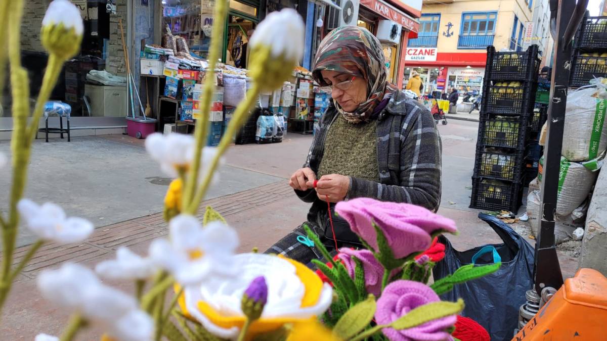 Samsun'da Asiye Kiraz örgü iplerini solmayan çiçeklere dönüştürüyor