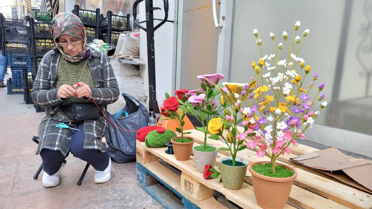 Samsun'da Asiye Kiraz örgü iplerini solmayan çiçeklere dönüştürüyor