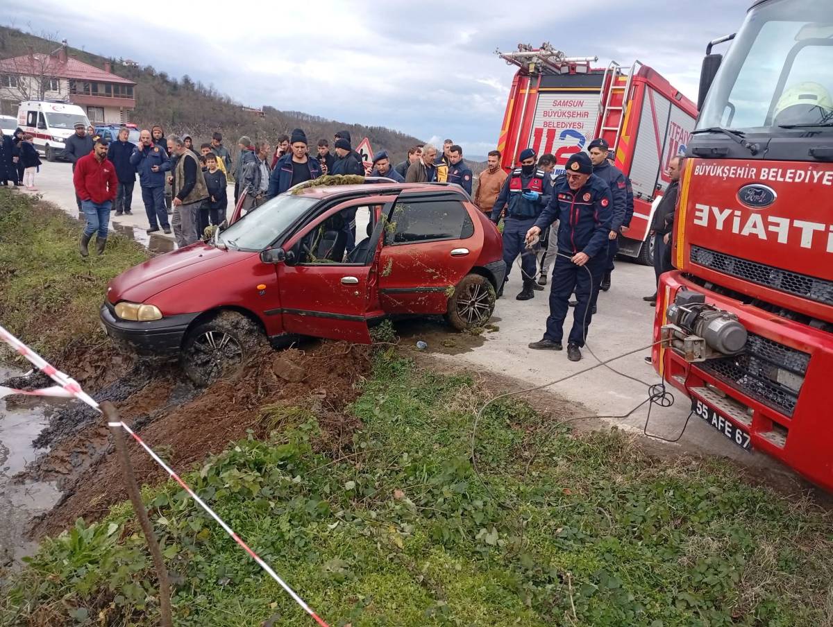 Samsun'da otomobil sulama göletine devrildi: 2 yaralı
