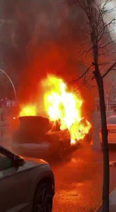 Alev alan otomobil patladı