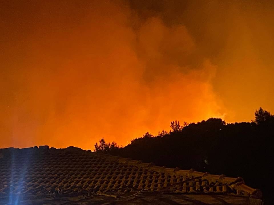 Antalya'da orman yangını!  Bölgeye yakın bir evde yaşayan yaşlı çift tedbir amaçlı tahliye edildi