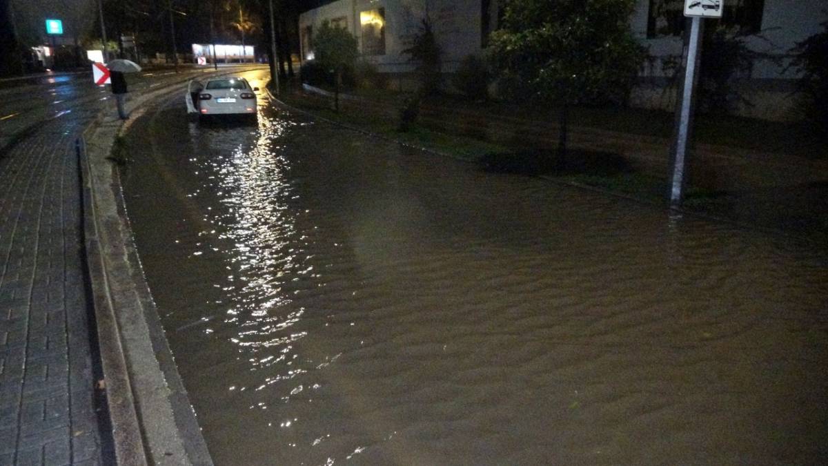 Antalya'yı sağanak vurdu! Yollar göle döndü, araçlar mahsur kaldı